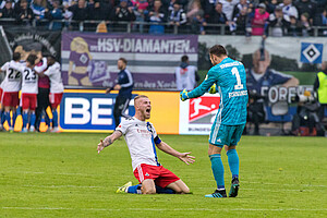 Van Drongelen und Heuer Fernandes bejubeln den Hamburger Siegtreffer kurz vor Schluss.