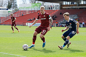 Stor schirmt den Ball gegen Anspach ab. | Foto: Steffen Kuttner