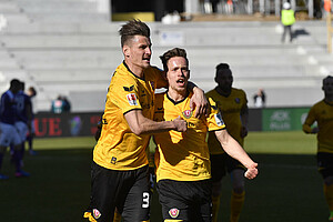 Jannik Müller bejubelt mit Kutschke sein 1:0.