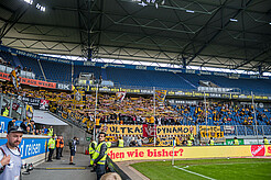 Munich, Germany. 30th Jan, 2023. Soccer: 3rd division, TSV 1860 Munich - Dynamo  Dresden, Matchday 20, Stadion an der Grünwalder Straße. Dresden players  cheer with the fans after the game. Credit: Sven